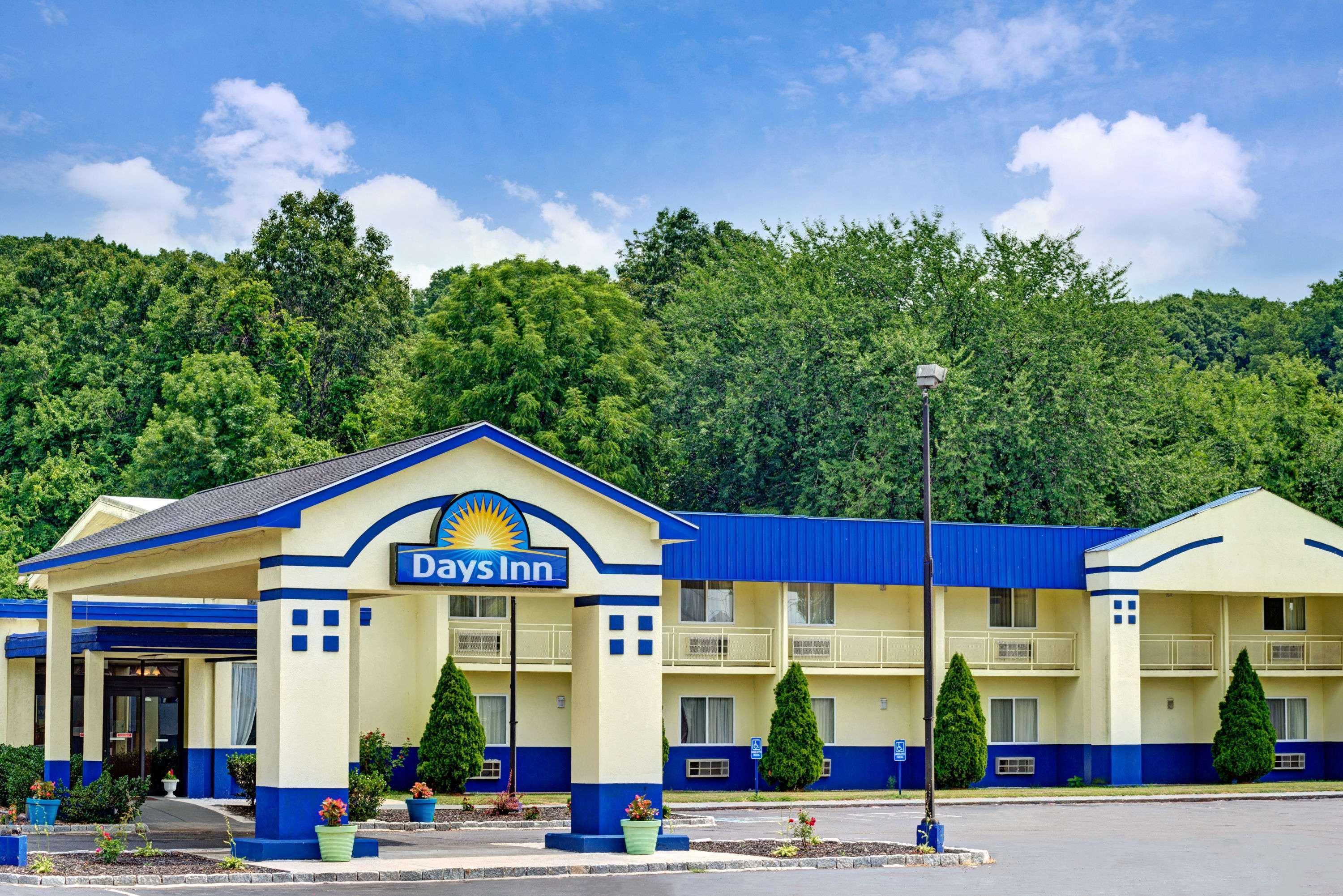 Days Inn By Wyndham Southington Eksteriør billede