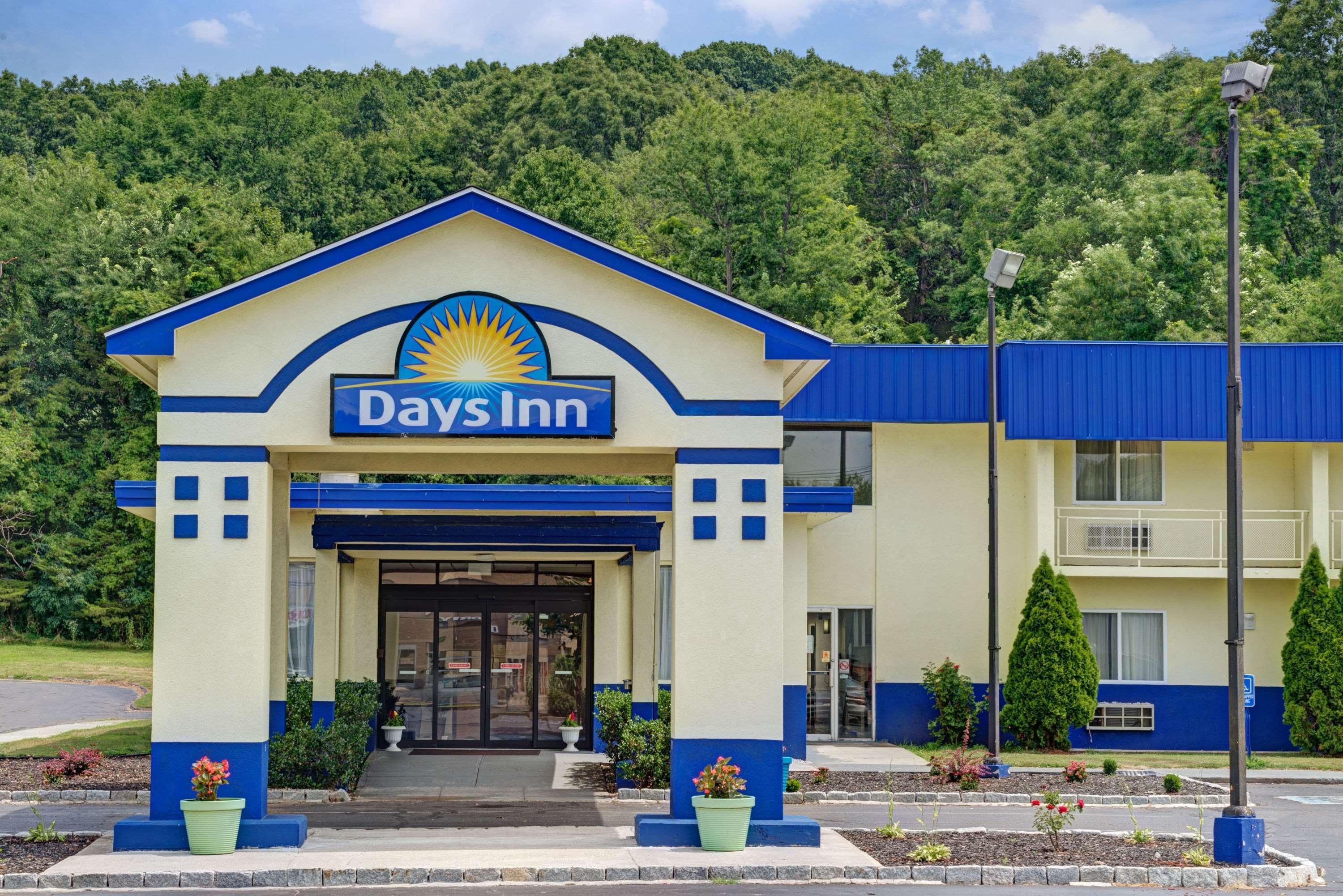 Days Inn By Wyndham Southington Eksteriør billede