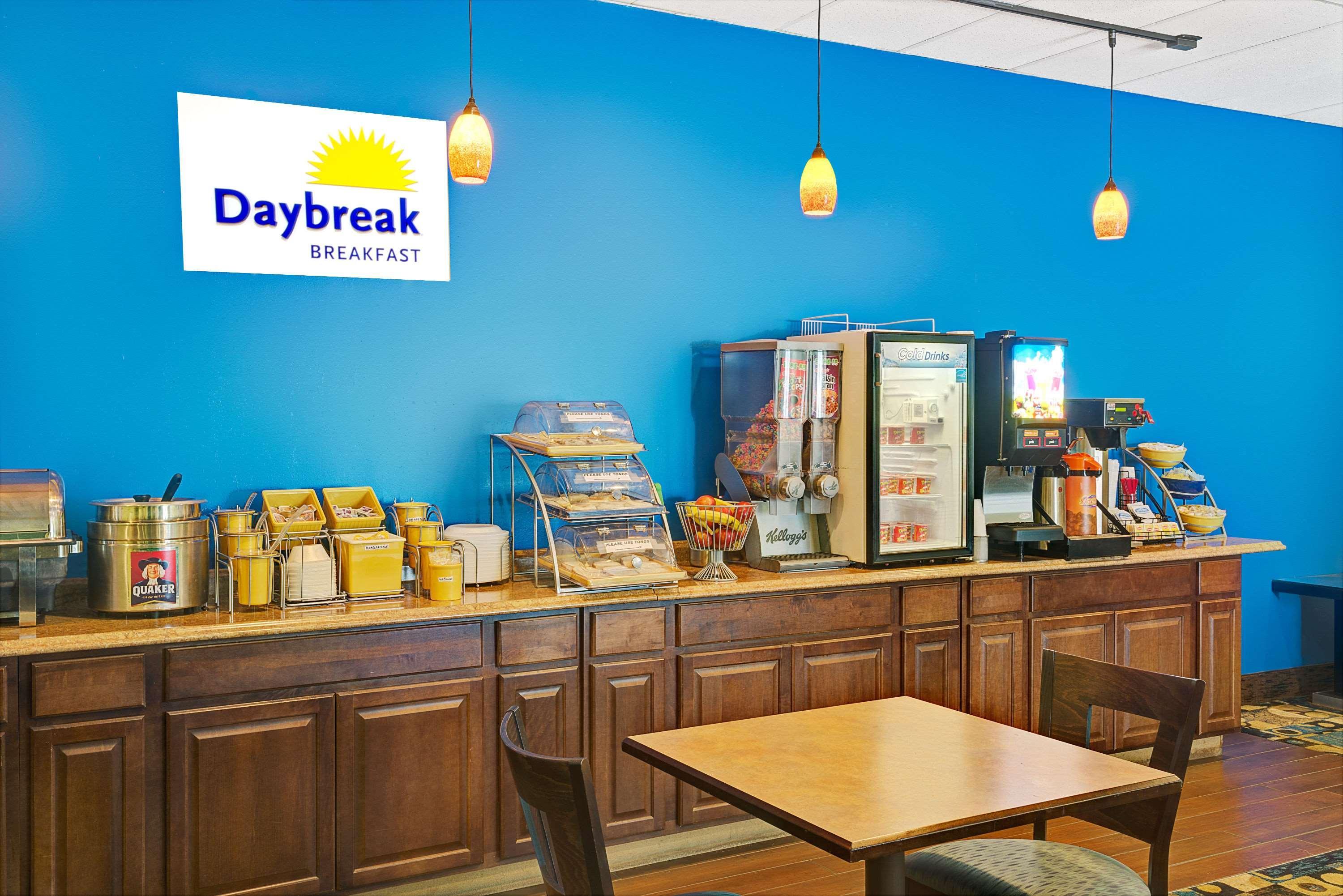 Days Inn By Wyndham Southington Eksteriør billede