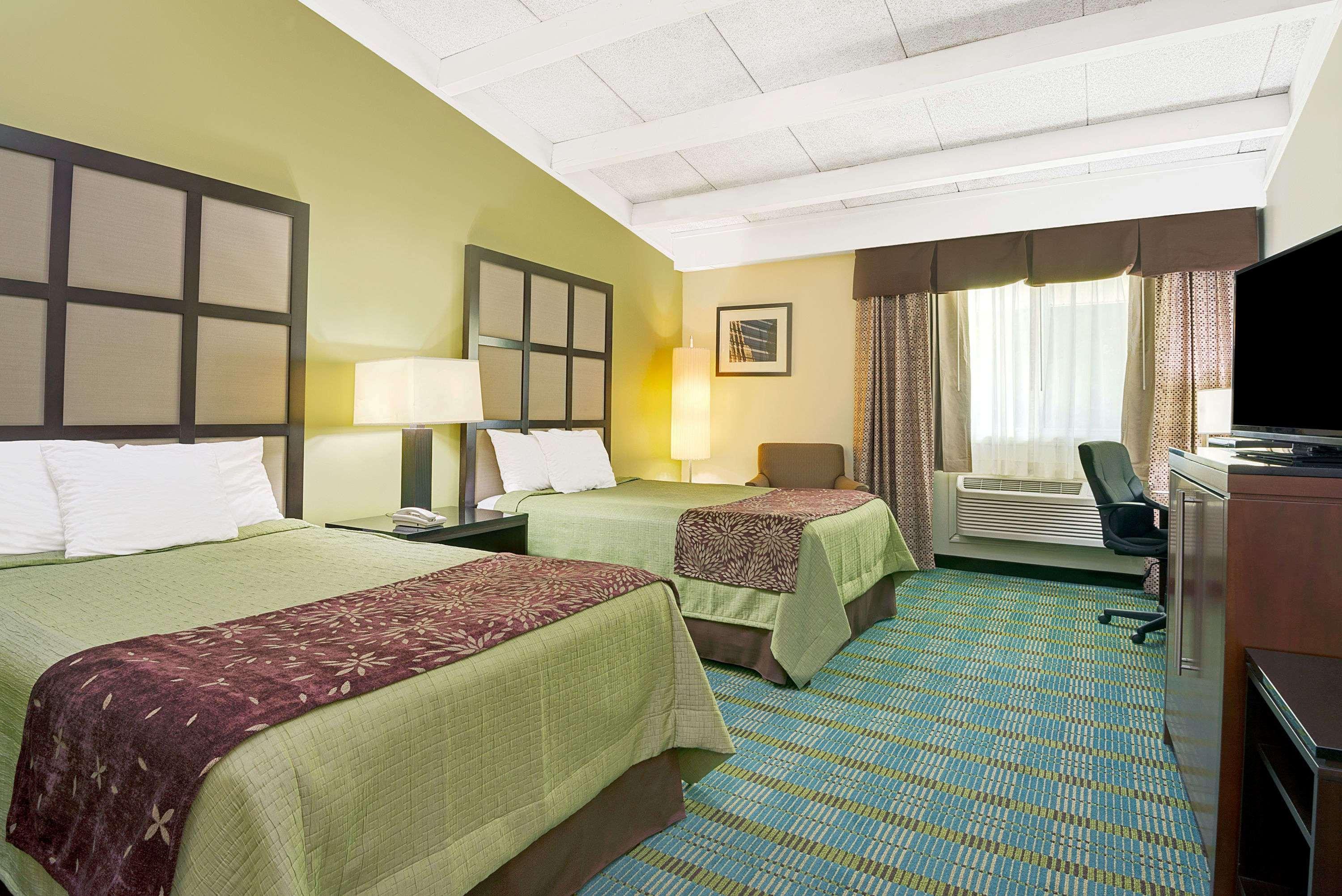 Days Inn By Wyndham Southington Eksteriør billede