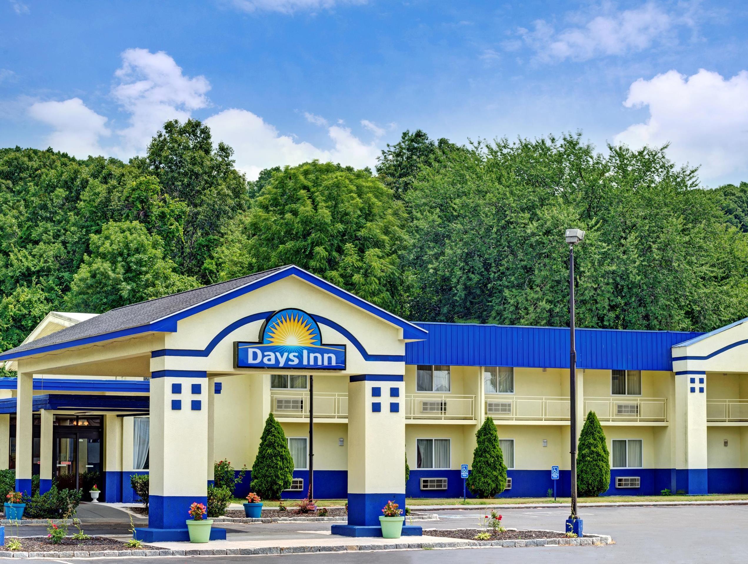 Days Inn By Wyndham Southington Eksteriør billede